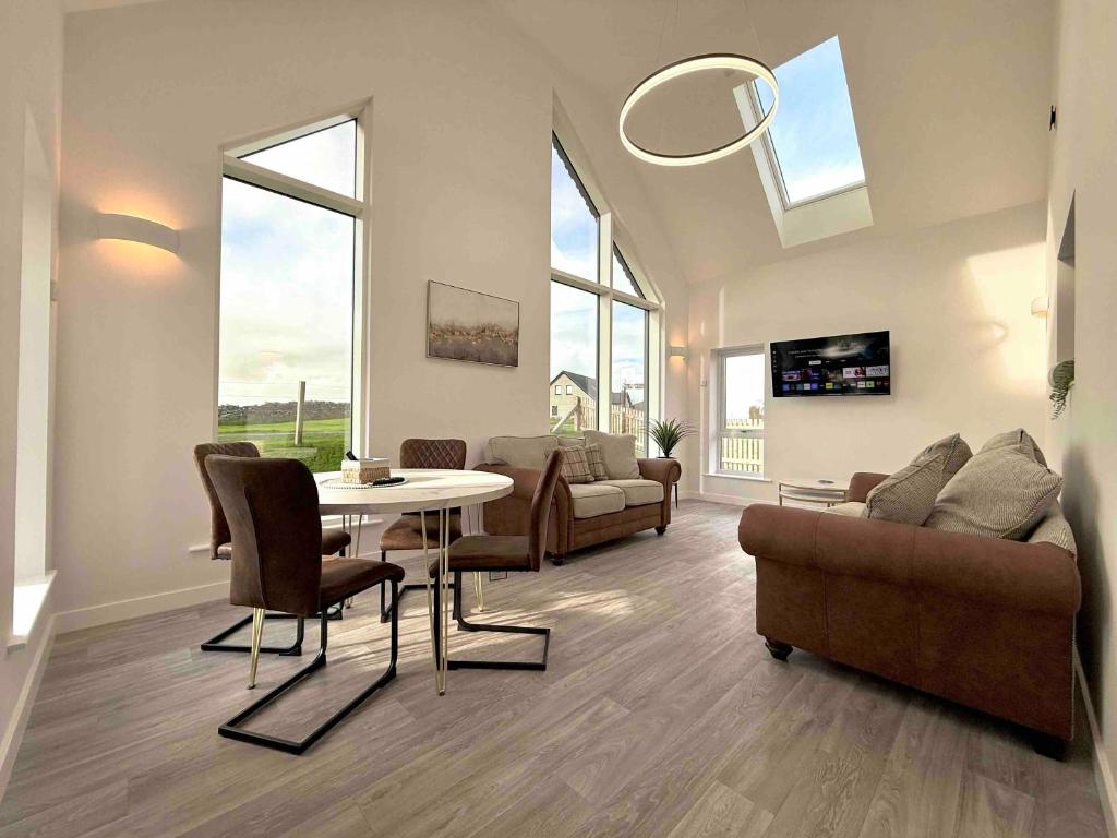 Isles View, Luxury Modern Spacious Villa in Kirkwall - Photo 3