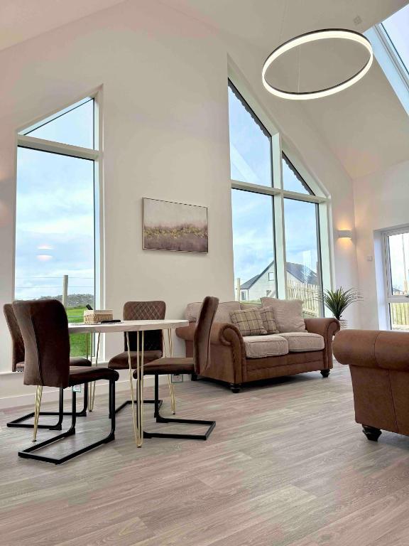 Isles View, Luxury Modern Spacious Villa in Kirkwall - Photo 2