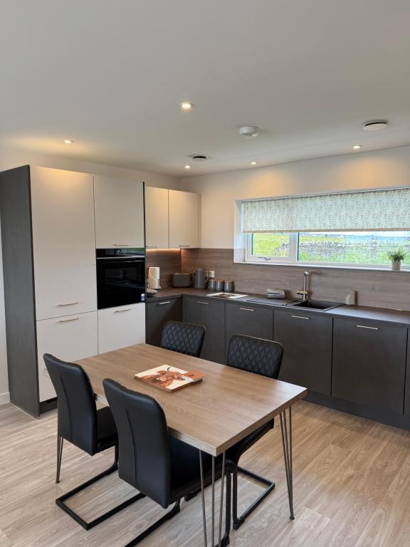Stylish Cosy Stunning View Villa in Kirkwall, Free Parking and WiFi - Photo 4